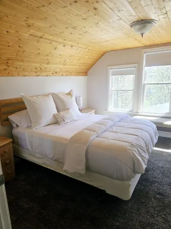 Family sized home 3 Minutes to the Jet Express and 30 minutes from Cedar Point!