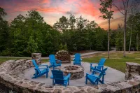 Relax in Style w/3 Master Suites, Game Rm, Hot Tub, Fire pit, Sauna & More!