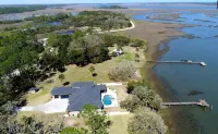 Intracoastal Waterfront with pool + dock. 10 minutes to downtown St. Augustine.