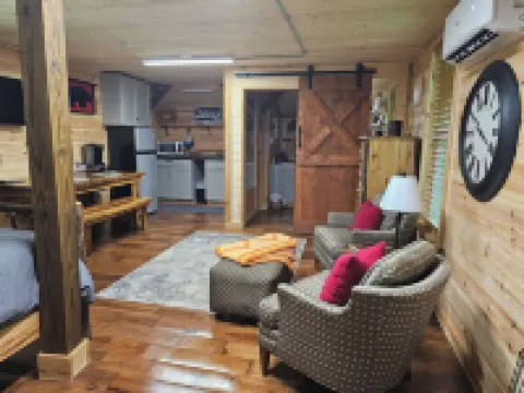 Cozy cabin close to white water rafting, ziplining, hiking & Harrah's casino.