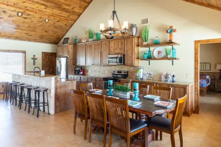 Longhorn•Pool•Cabana Kitchen•Quiet SubDiv•Sleeps 27•FREE Frio Access +VIP Perks Отели в г. Конкан