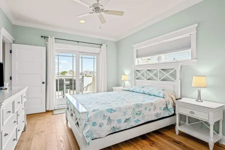 Luxury LBI Waterfront Home With Dock.  Perfect for Boat Owners! Отели рядом с достопримечательностью «Island Massage»