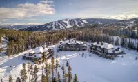 New listing! Ski access, breathtaking views, modern design!