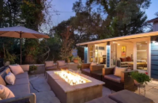 Walk to beach & town! 4 bdrm sleeps 7, private yard, firepits, deck w/ocean view