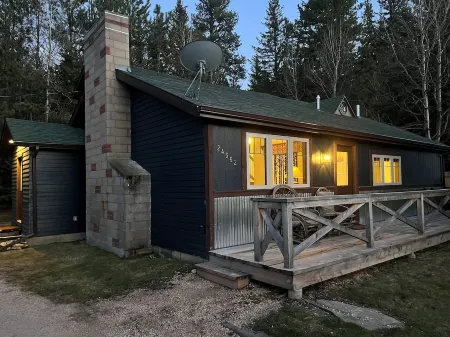 Cozy cabin near all the attractions in the Heart of the Hills! Pet friendly!