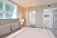 Fully renovated Condo with Private Balcony, Shared Pool, Hot Tub and Parking
