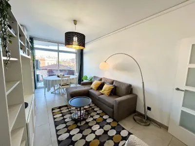 Big Flat in a Very Quiet Area and Well Connected Hotels in Sant Andreu