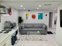 Modern Basement Suite w/ Private Entrance in Quiet Tree-Filled Neighborhood - Apartments