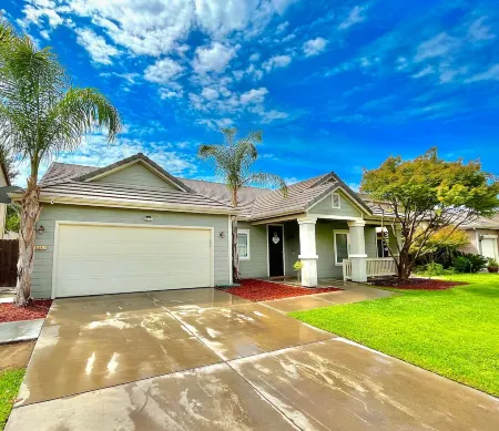 Spacious 5-Bedroom home w/ Pool & Hot Tub Отели в г. Фресно