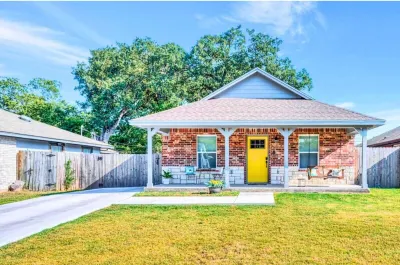 Country Cutie at Magnolia - Family & Pet Friendly, QR Code Walk-Thru Tour! Hotels near Armstrong Browning Library