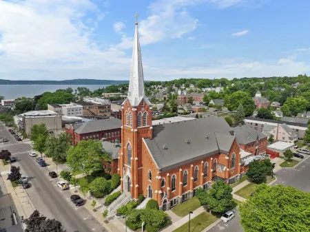 Downtown Apartment! Large, Cozy, Family friendly private oasis in city center!