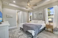 Amazing Outdoor kitchen & Private Screened In Pool 埃斯特羅酒店