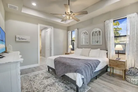 Amazing Outdoor kitchen & Private Screened In Pool