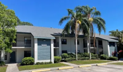 Bright Waterfront Condo Corner Unit with Lanai ~ close to AMI beaches and IMG