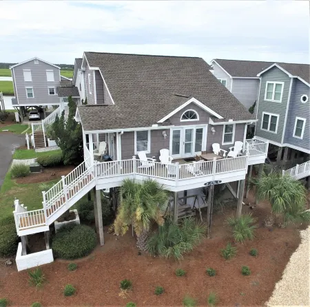 Beautiful 3BR house in perfect location w/ water view, all linens included!