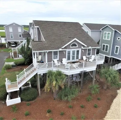 Beautiful 3BR house in perfect location w/ water view, all linens included! 오션아일랜드 비치 호텔