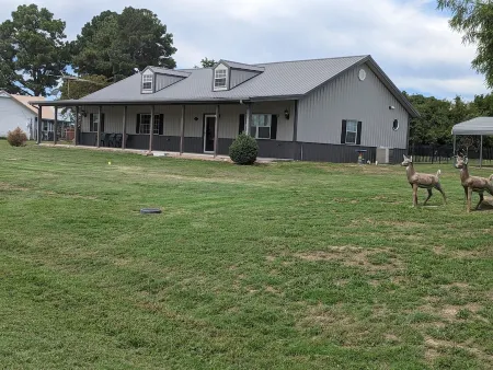 Lake View, wheelchair accessible, sandy beaches close by, quiet area Отели в г. Мак-Интош