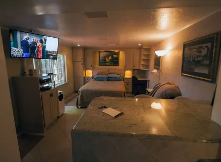 The Secret In the Springs Hideaway, a luxury efficiency at the Legacy Trail