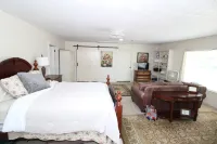 Jenks cozy home - Fenced yard - Dogs OK - Centrally Located Hotels in Jenks