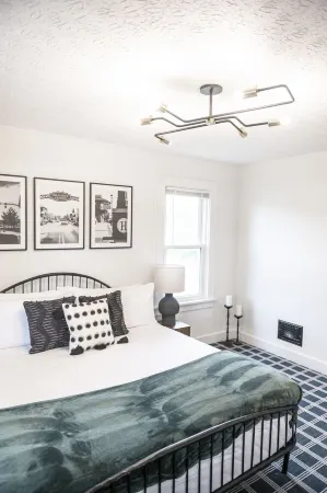 3 BR cozy + renovated walkable downtown stay Отели в г. Хиллиард