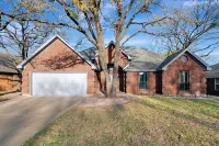 Villa D’Oro, Saltwater Pool, Hot Tub, Arcade, Foosball & Walking Trail