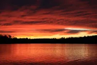 Sandy beach, quiet lake, great fishing & beautiful sunsets w/2 kayaks & gameroom