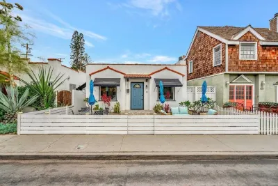 Steps to 2nd Street Dining and Shopping, Entire House In Belmont Shore