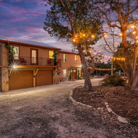 Peaceful and Quiet Hill Country Getaway with Stunning Views