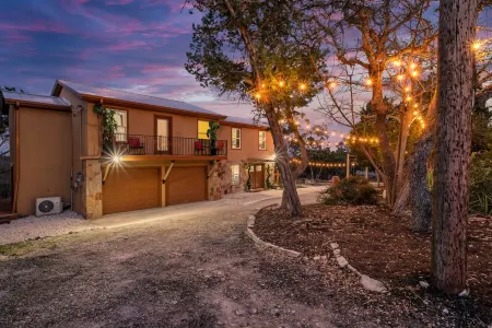 Peaceful and Quiet Hill Country Getaway with Stunning Views