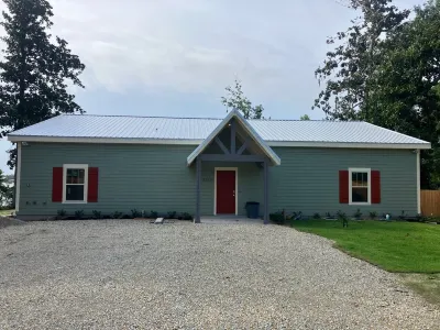 Lake Front Cottage with Kayaks, Dock, & EV Charger - Pet Friendly/Sleeps 4 Hotels in der Nähe von Northwest Florida Beaches International