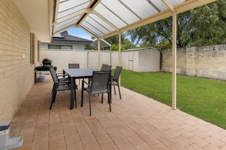 Stylish 5-Bedroom Home Geographe Отели в г. Джограф