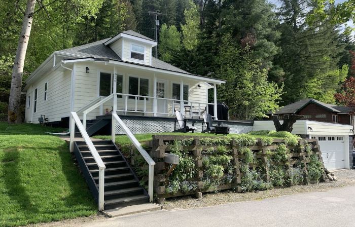 Completely renovated bungalow on South Hill steps from quaint downtown Wallace!!