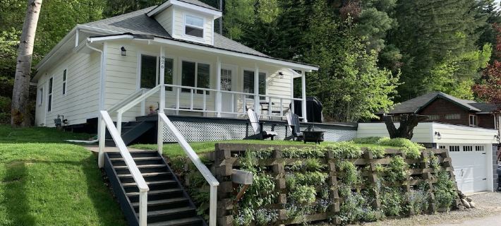 Completely renovated bungalow on South Hill steps from quaint downtown Wallace!! Hotels in Shoshone County