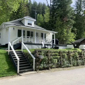 Completely renovated bungalow on South Hill steps from quaint downtown Wallace!!