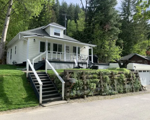 Completely renovated bungalow on South Hill steps from quaint downtown Wallace!! Hotels in Wallace