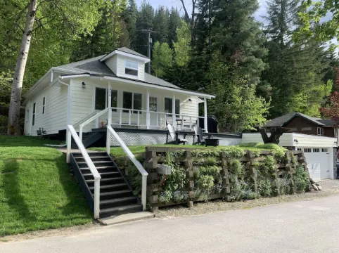 Completely renovated bungalow on South Hill steps from quaint downtown Wallace!!