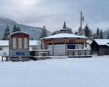 Poindexter’s Palace-A Yurt and A Tiny Home! 클라크 포크 호텔