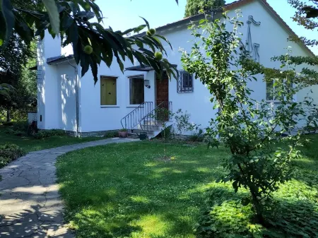 Spacious apartment in a small 50s villa with large garden and fireplace