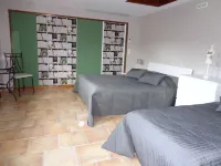 Gîte rural "Le Noyer Rondin" in Cheverny (sleeps 12), ideal for families.