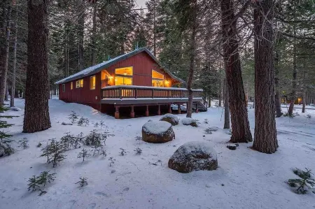 Modern upgraded Tahoe Donner 3BR mountain cabin! Pet friendly!