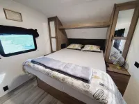 Starlight Sanctuary: Modern Off-Grid RV/Camper with A/C+Wifi Minutes from BBNP