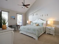 Old Town Bluffton's "The Yellow Cottage" with Golf Cart and Fenced-In Yard Hotels in Bluffton