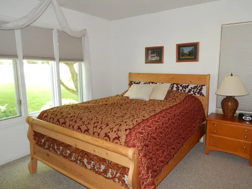 Charming home with pool table near the Marina