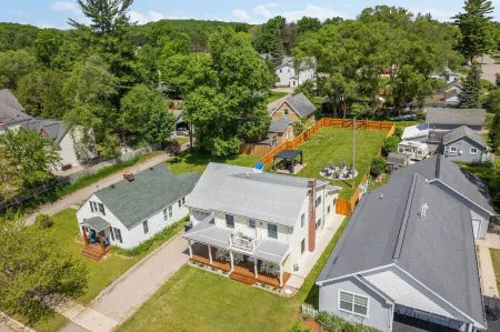 Lovely Bellaire home across from park with beach, walk to Shorts, spa, fun games