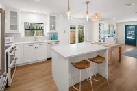 Coastal chic - minutes to beach, shopping, dining