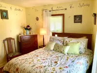 Our 80-Acre Farm, Lake, Nature Trail, Bonfires, Starry Nights  2 Miles Grafton - Wifi