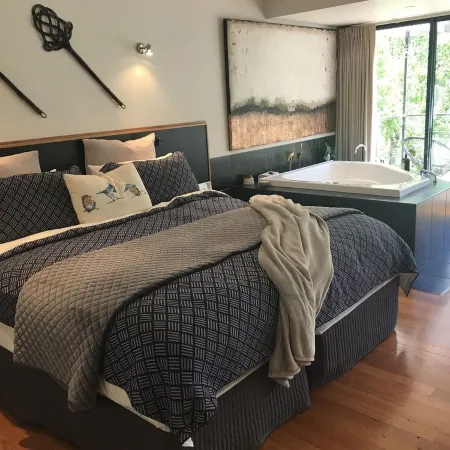 Centrally located 2-bedroom luxury pet friendly villa in Australia’s spa country