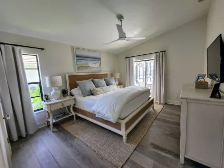 Discover Serenity at Camp Joy: A Luxurious 3BR Waterfront Retreat 5min to beach! Отели рядом с достопримечательностью «Марко Айленд Бич»