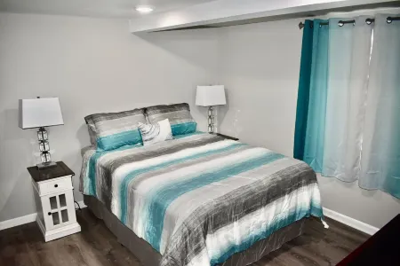 Family-Friendly 3BR Home near River & Bike Path! Close to downtown. Отели в г. Келлогг