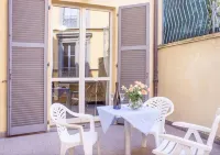 Il Pontile by villavistalago.it on Como Lake